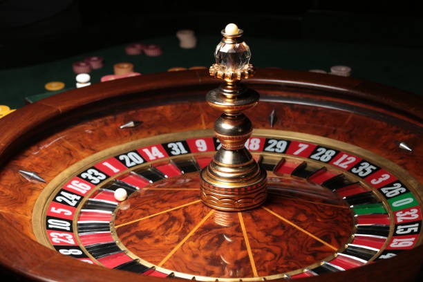 macanwin platform overview showing slot games, live casino, and sportsbook sections